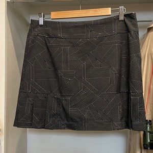 Golftini skort size 4. Black small gray stripe